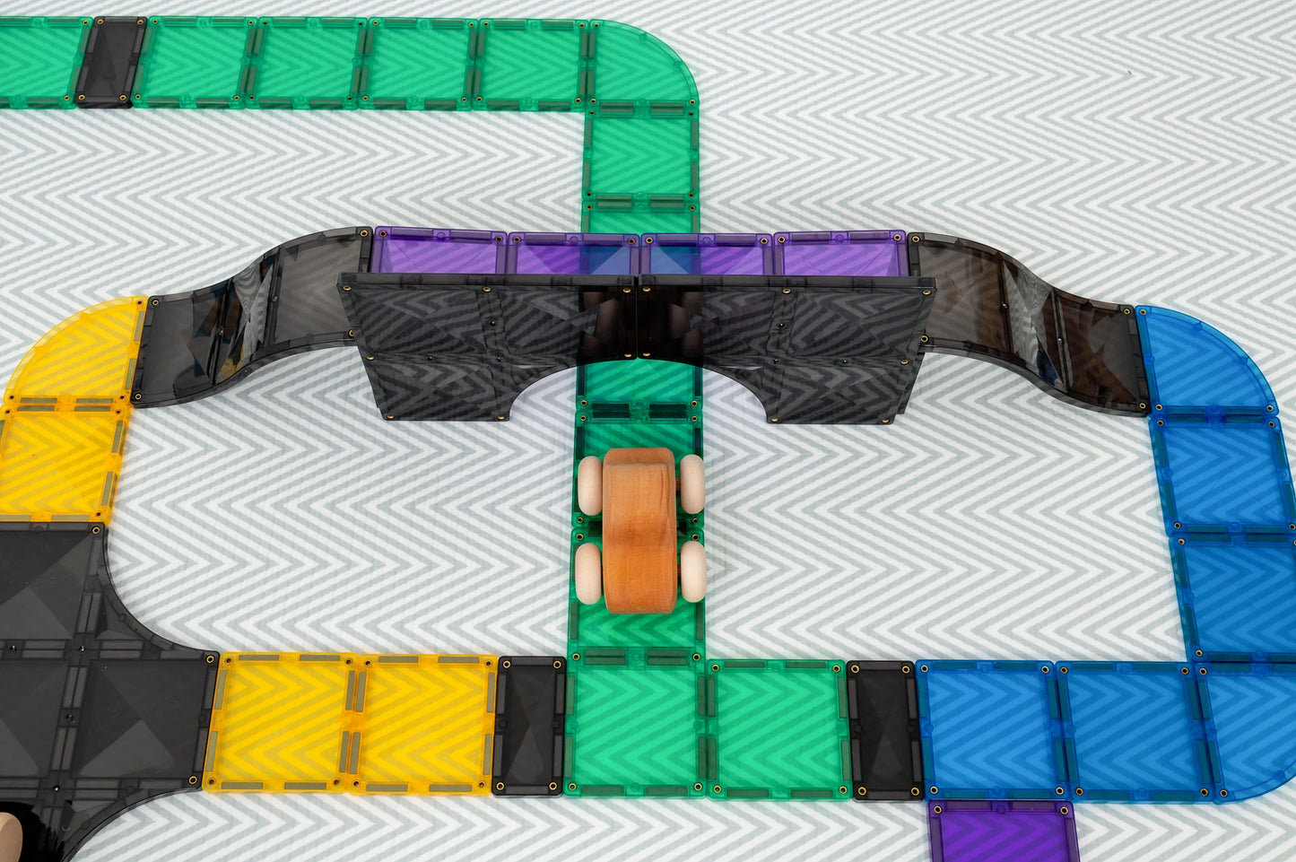 Connetix 16 daliu magnetinis konstruktorius - Ramps & Intersections Lavinamieji Zaislai builted track closeup