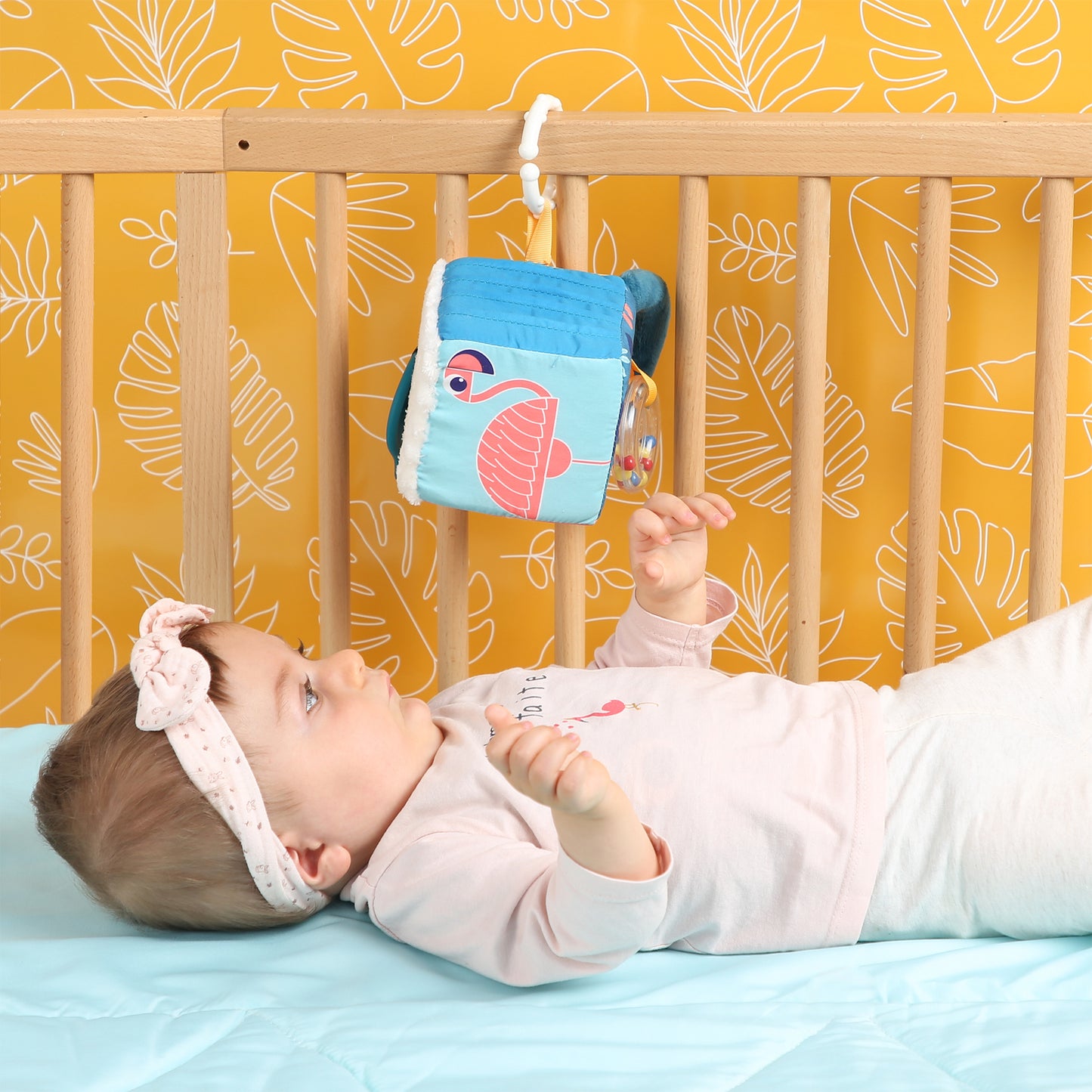 LUDI Lapeliai medziaginis veiklos kubas - zaislas smulkiajai motorikai lavinti kid playing i bed sensoriniai zaislai