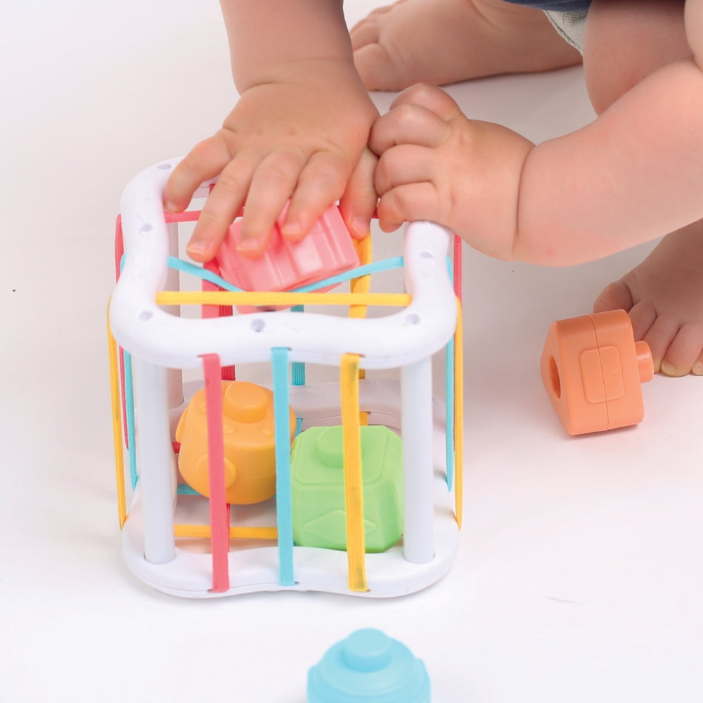 LUDI Manipuliacinis veiklos kubas piramide suktukas zaislu rinkinys smulkiajai motorikai lavinti kid playing closeup zaislai smulkiajai motorikai lavinti