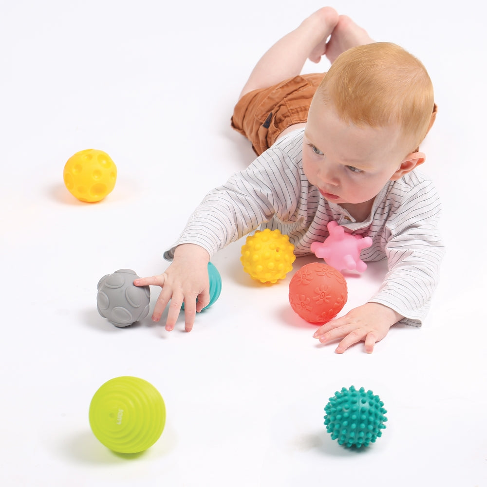LUDI Sensoriniai kamuoliukai 8 vnt rinkinys kudikiams kid playing closeup sensoriniai zaislai