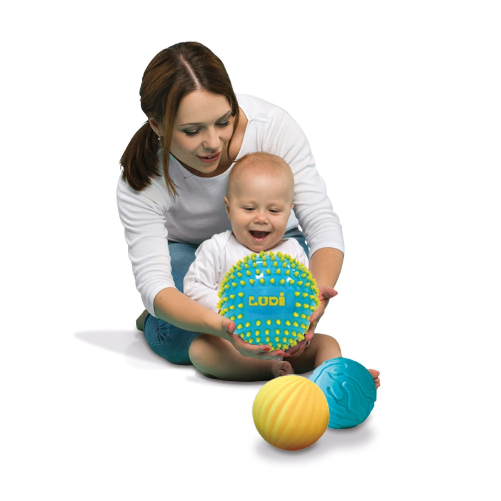 LUDI Sensoriniai kamuoliukai Melyni ir geltonas 3 vnt kid playing with mom sensoriniai kamuoliai