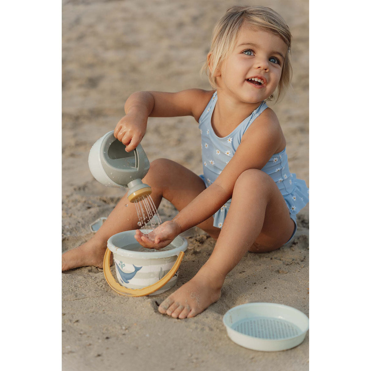 Little Dutch Papludimio zaislai Fresh Greens 5 vnt rinkinys lauko zaislai vaikams kid playing in beach