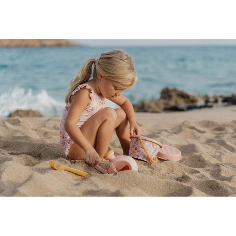 Little Dutch Papludimio zaislai Ocean Dreams Pink 5 vnt rinkinys lauko zaislai vaikams kid playing in beach
