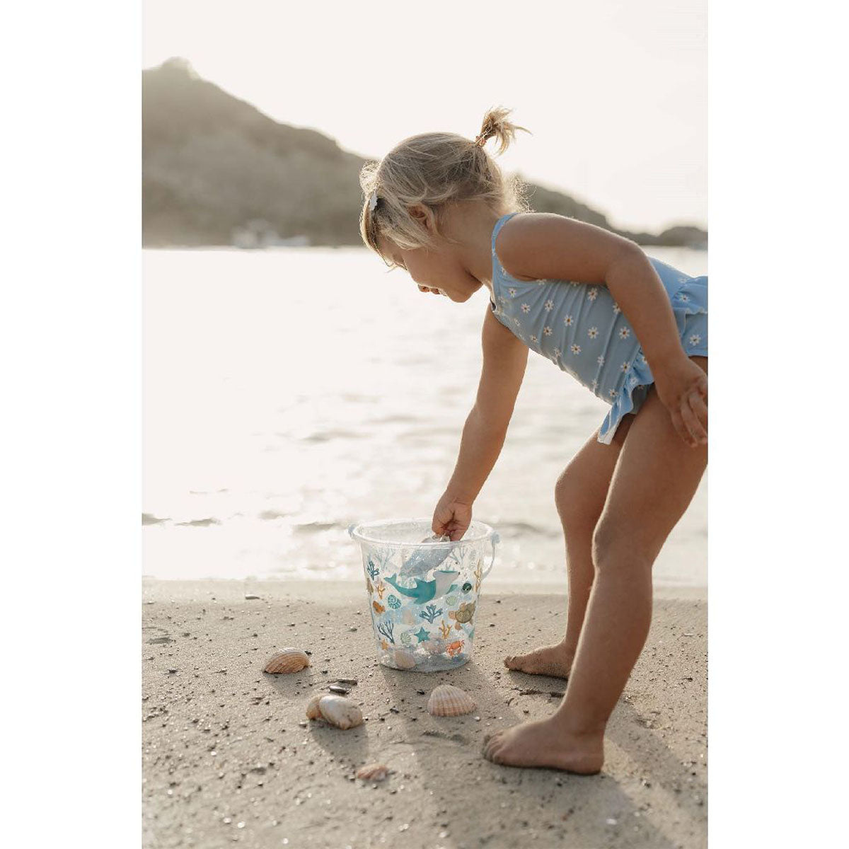 Little Dutch kibirelis Ocean Dreams Blue lauko zaislai vaikams kid playing in beach
