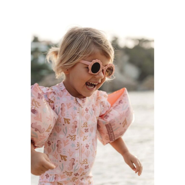 Little Dutch plaukimo rankovės vaikams Ocean Dreams Pink Plaukimo Reikmenys Vaikams kid playing and smiling