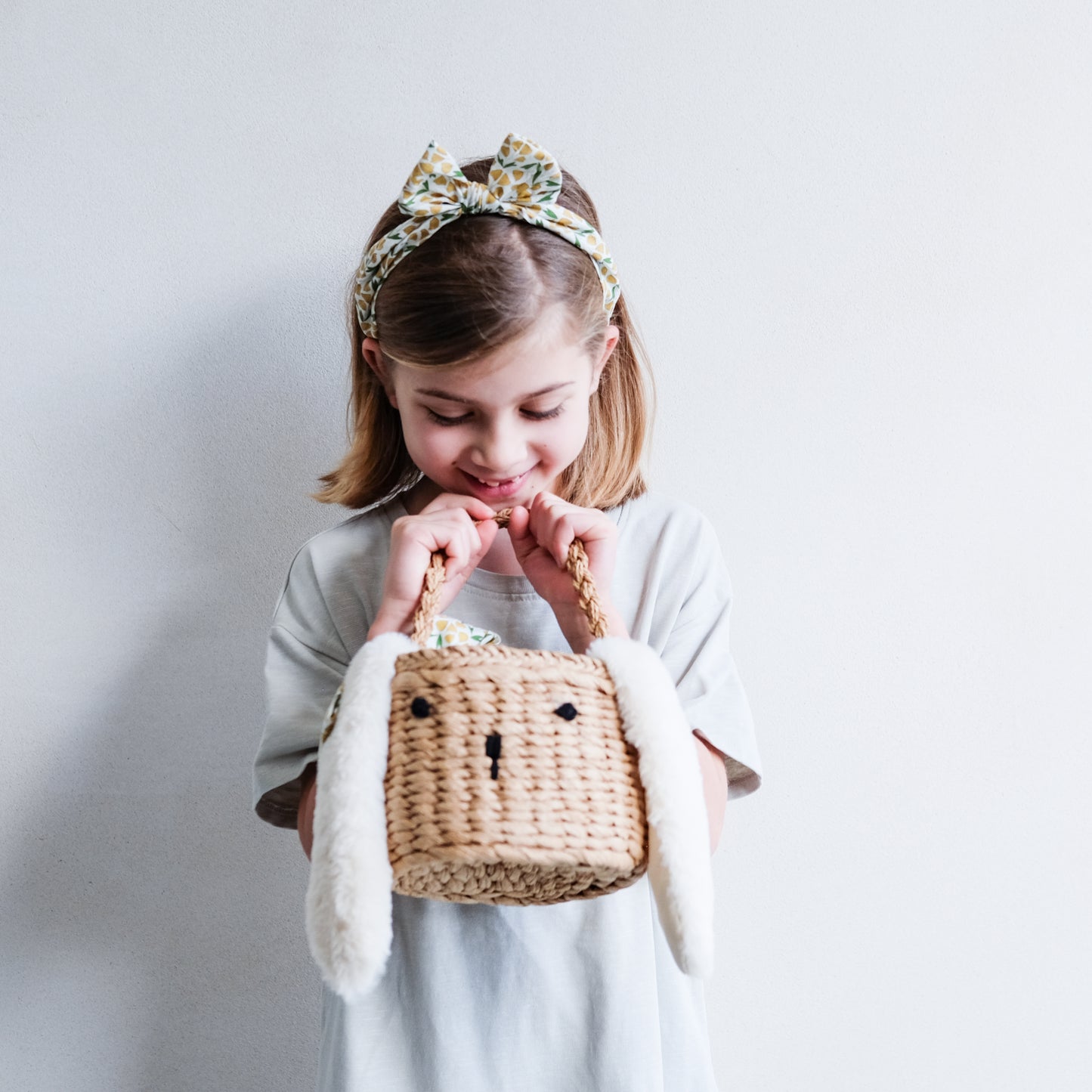 Mimi & Lula plauku lankelis Tulip Coco plauku aksesuarai mergaitems girl wearing