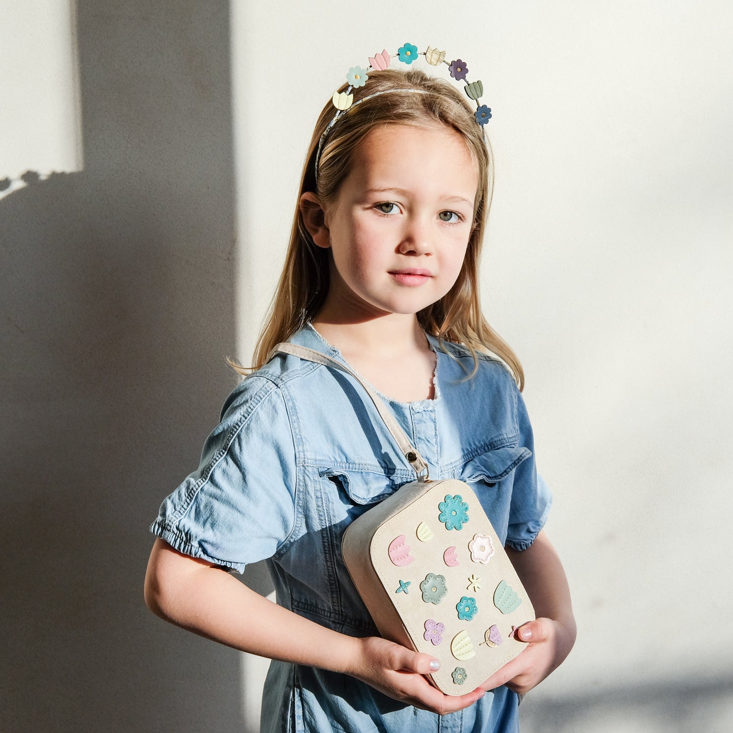 Mimi & Lula rankinukas mergaitei Blossom stilingi aksesuarai mergaitems girl wearing
