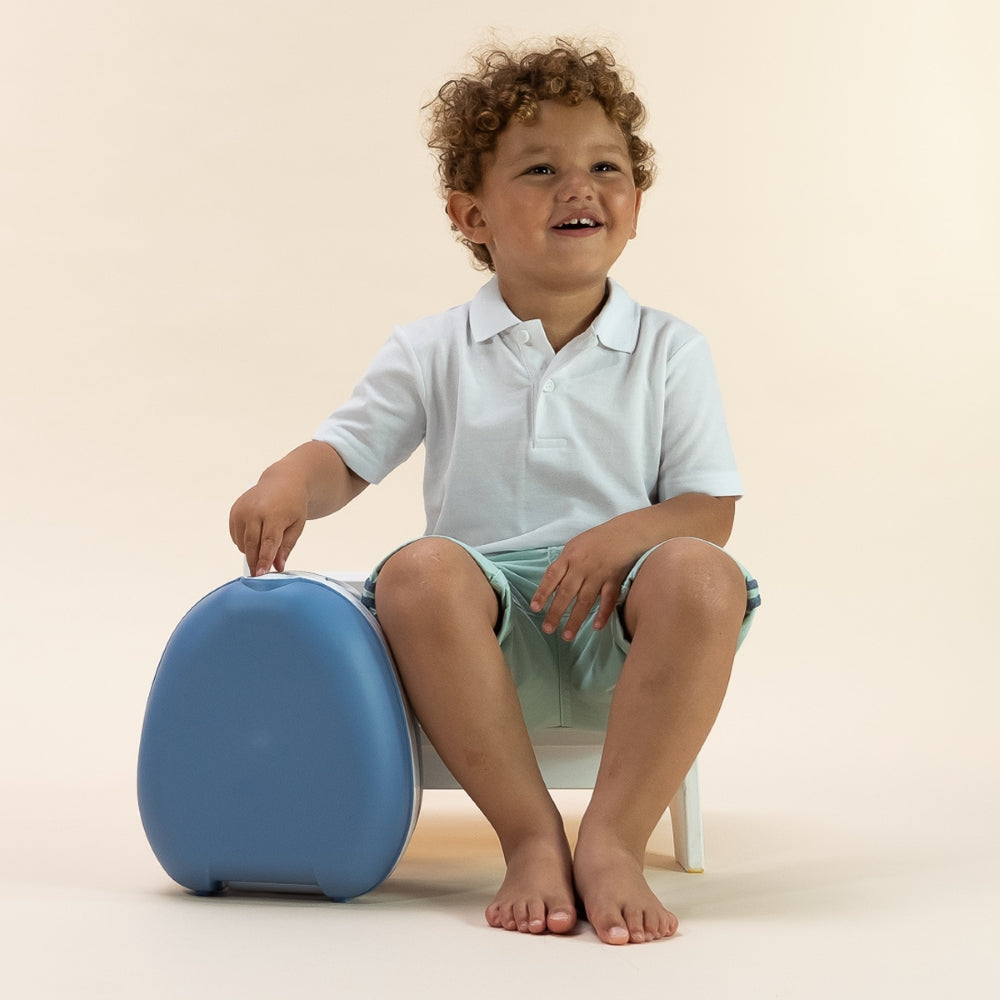 My Carry Potty Melynas pastelinis kelioninis naktipuodis nesiojamas naktipuodis vaikams kid holding potty