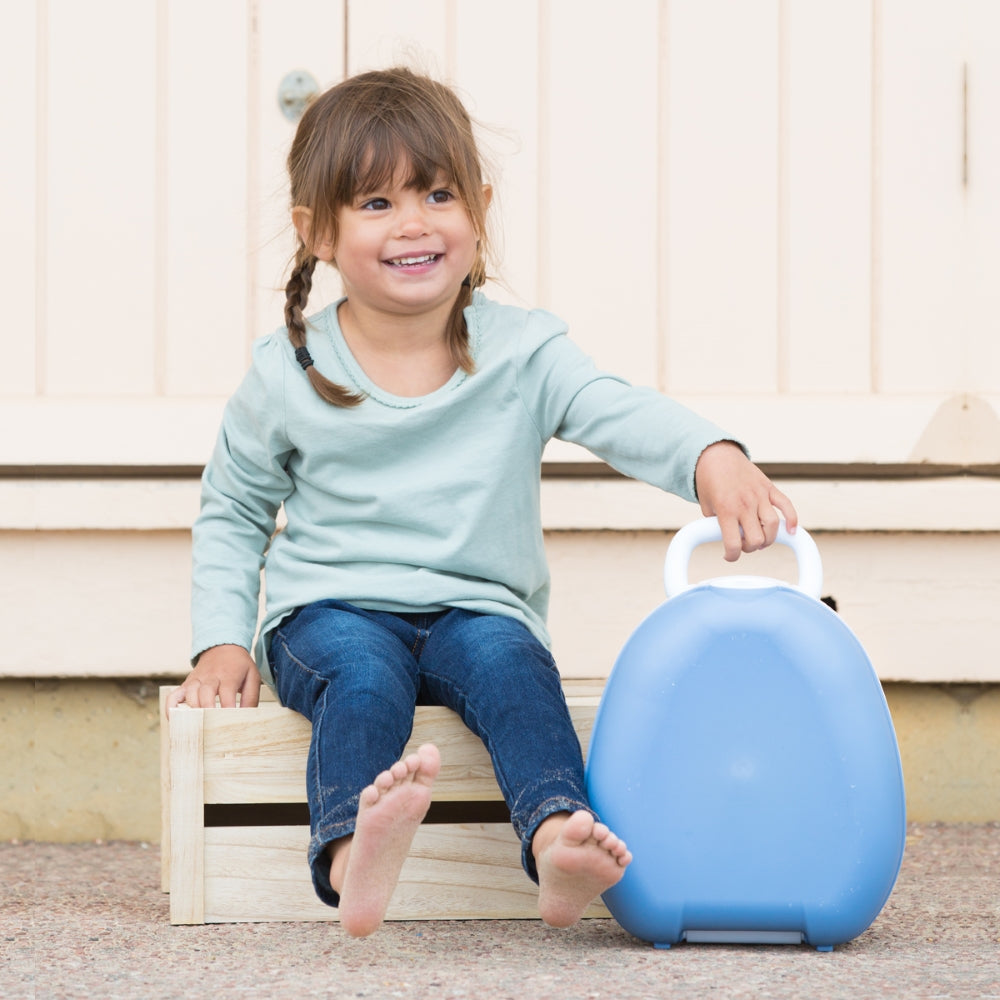 My Carry Potty Melynas pastelinis kelioninis naktipuodis nesiojamas naktipuodis vaikams kid outside with potty