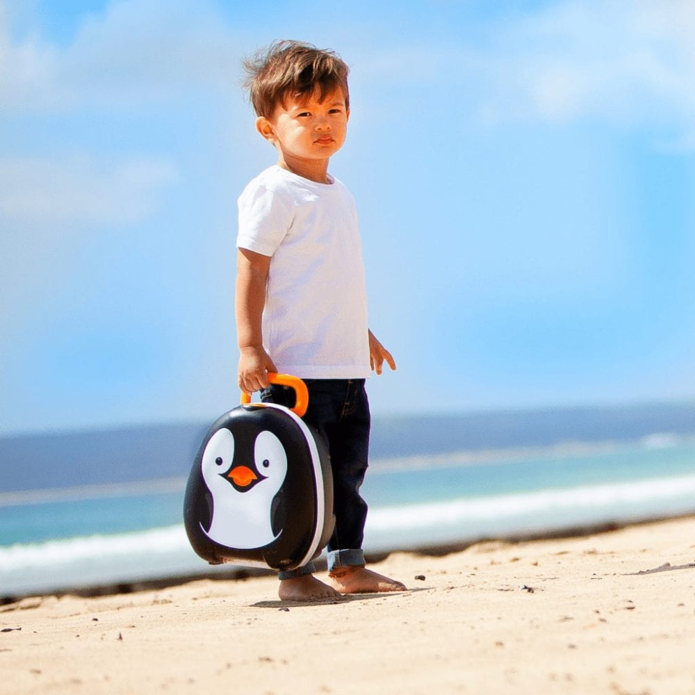 My Carry Potty Pingvinas kelioninis naktipuodis vaikams kid holding outside