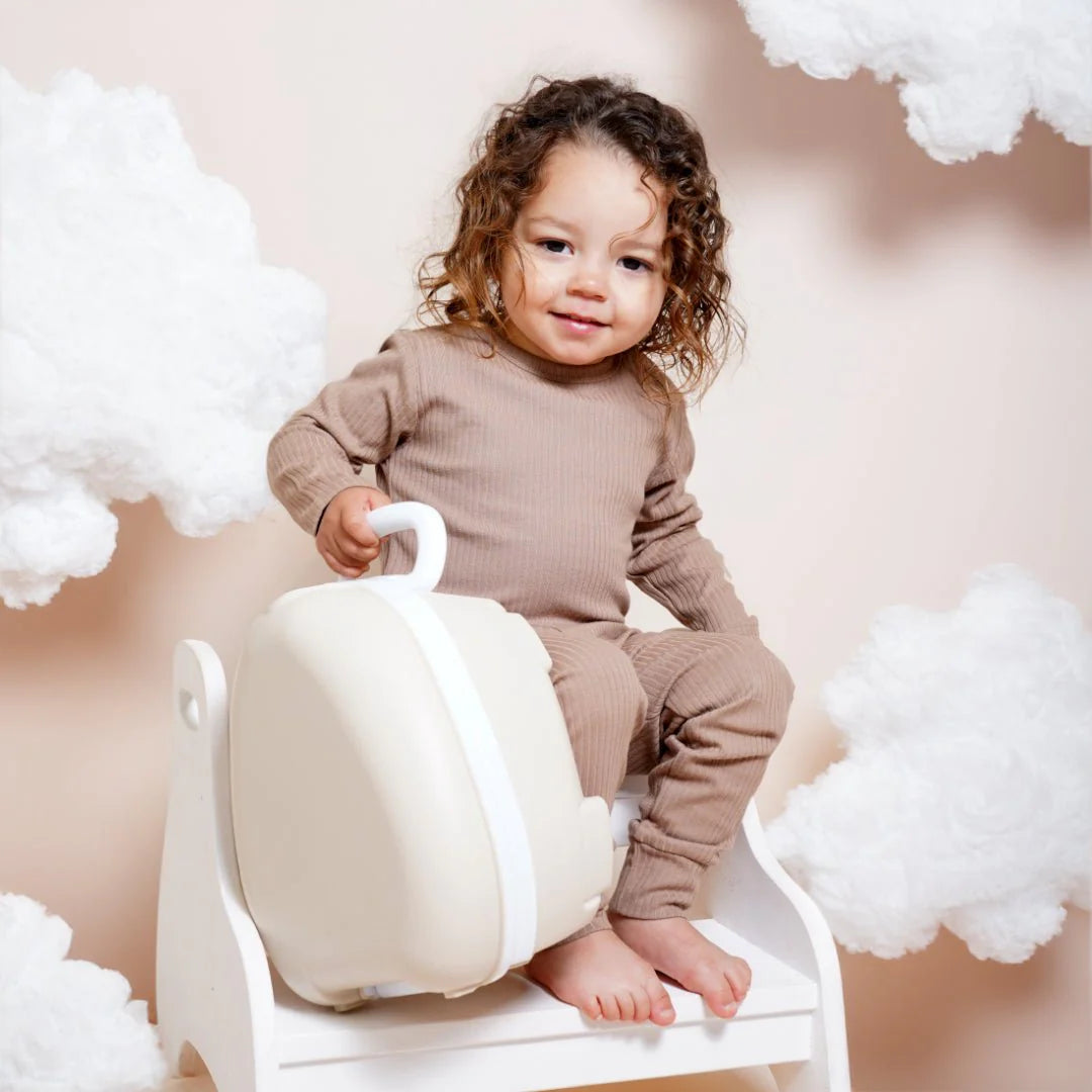My Carry Potty Smelio spalvos kelioninis naktipuodis vaikams kid holding