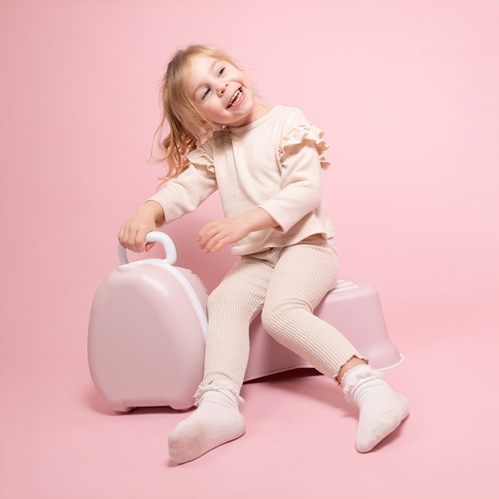 My Carry Potty svelniai rausvas kelioninis naktipuodis nesiojamas naktipuodis vaikams kid sitting closeup