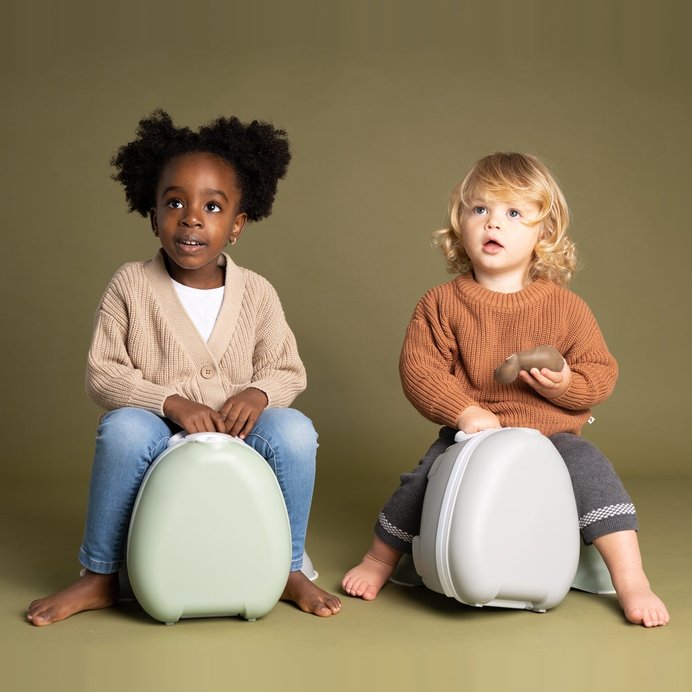 My Carry Potty sviesiai pilkas kelioninis naktipuodis nesiojamas naktipuodis vaikams kids sitting