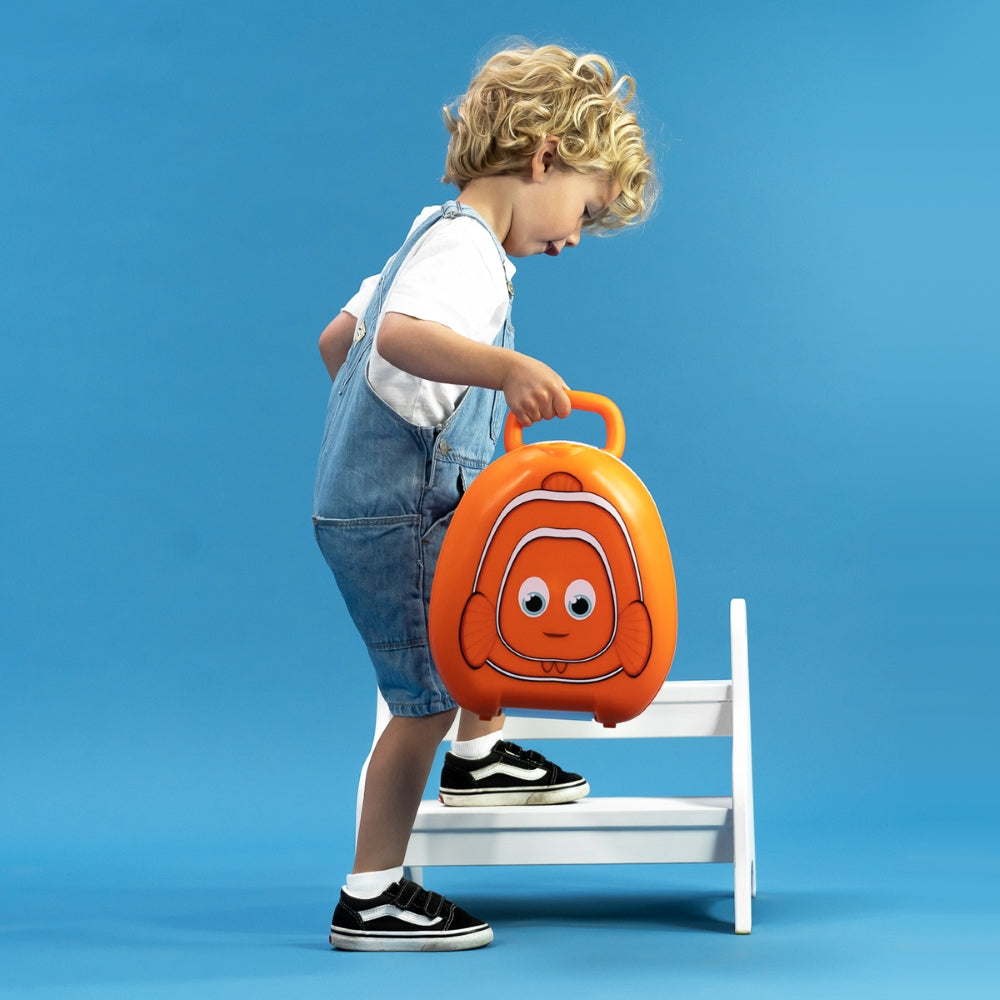 My Carry Potty zuvele kelioninis naktipuodis vaikams kid holding