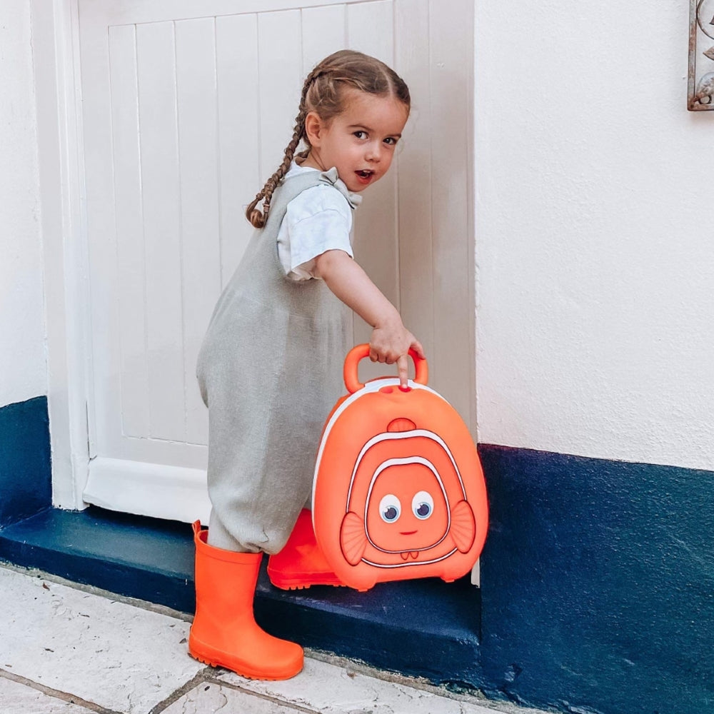 My Carry Potty zuvele kelioninis naktipuodis vaikams kid holding outside