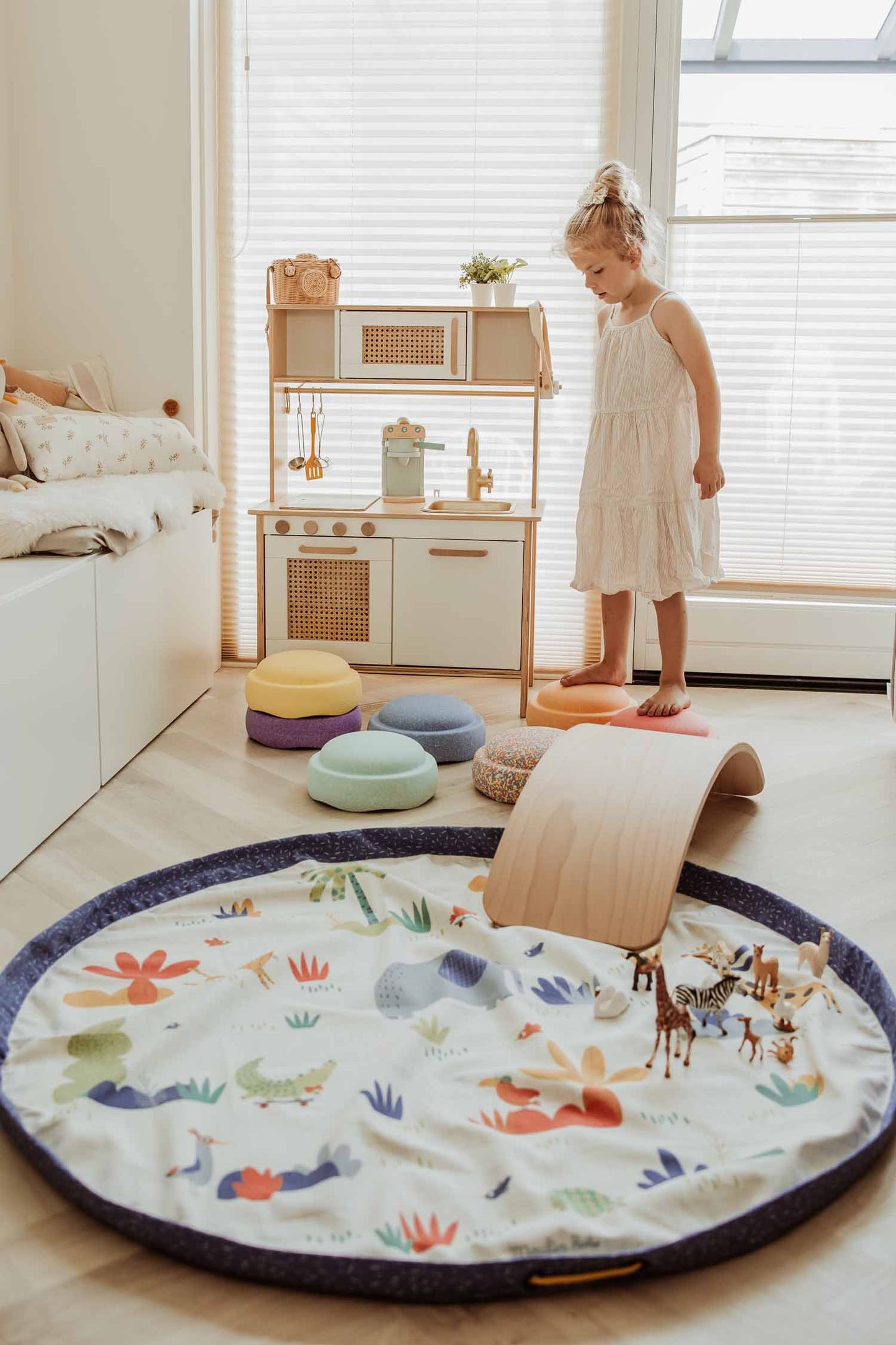 Play&Go Moulin Roty dvipusis lavinamasis kilimelis ir zaislu krepsys zaidimu kilimelis id playing picture