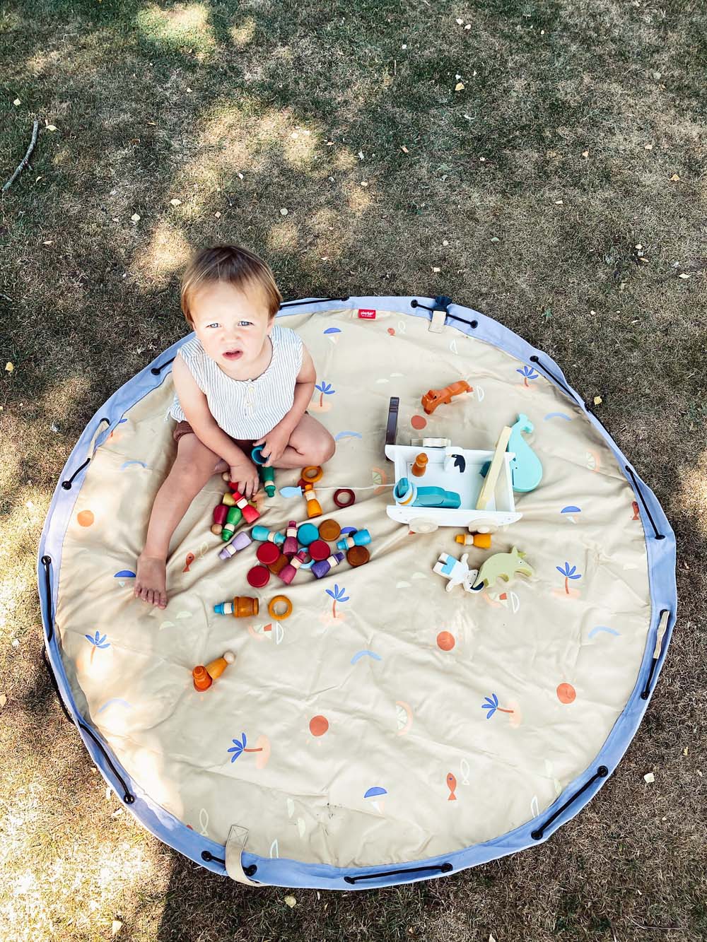 Play&Go Sea lauko dvipusis lavinamasis kilimelis ir zaislu krepsys zaidimu kilimelis kid playing outside