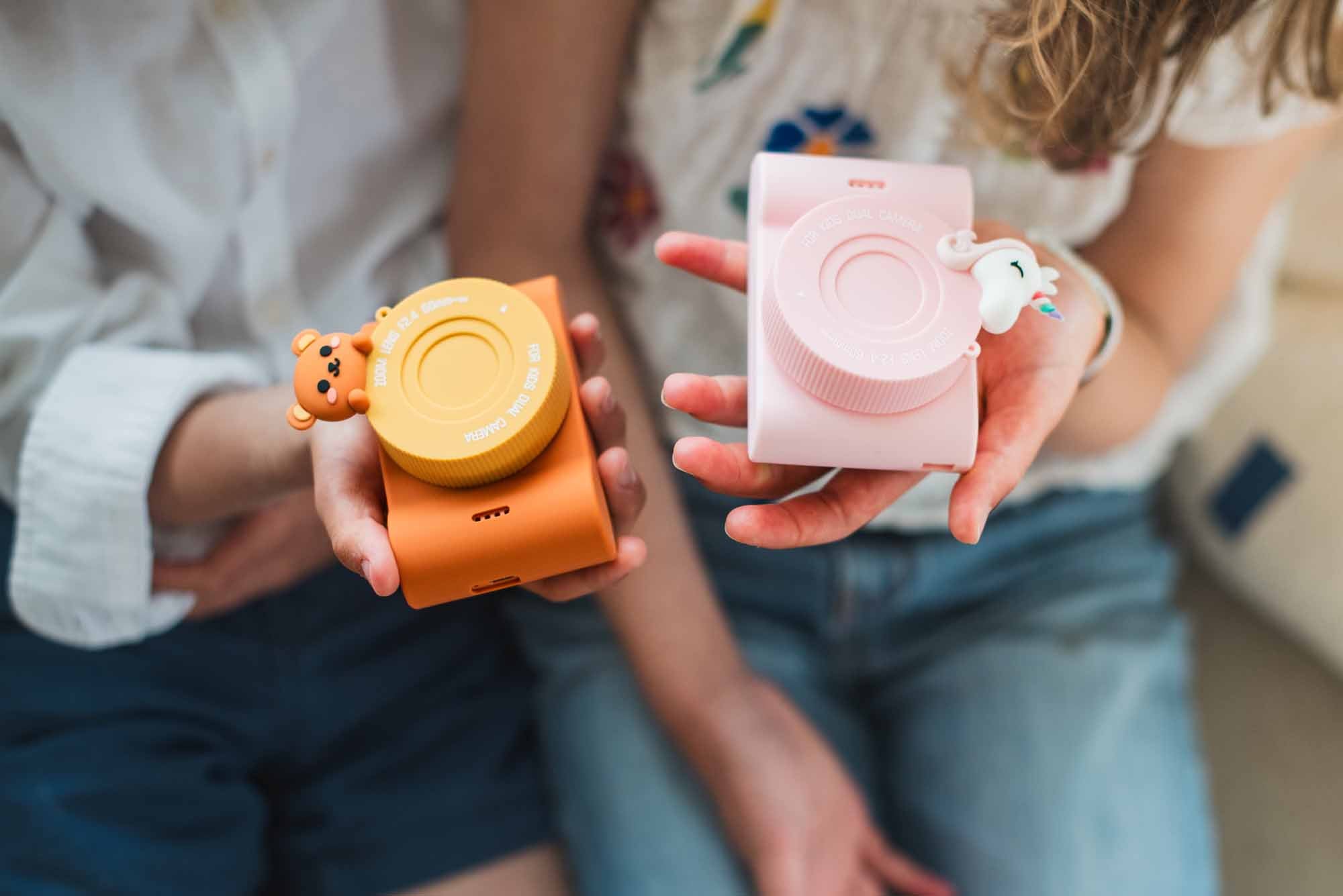 The Zoofamily periwinkle the unicorn and yogi the bear digital kids camera children holding them in their hands vaikiskas fotoaparatas fotoaparatas vaikams