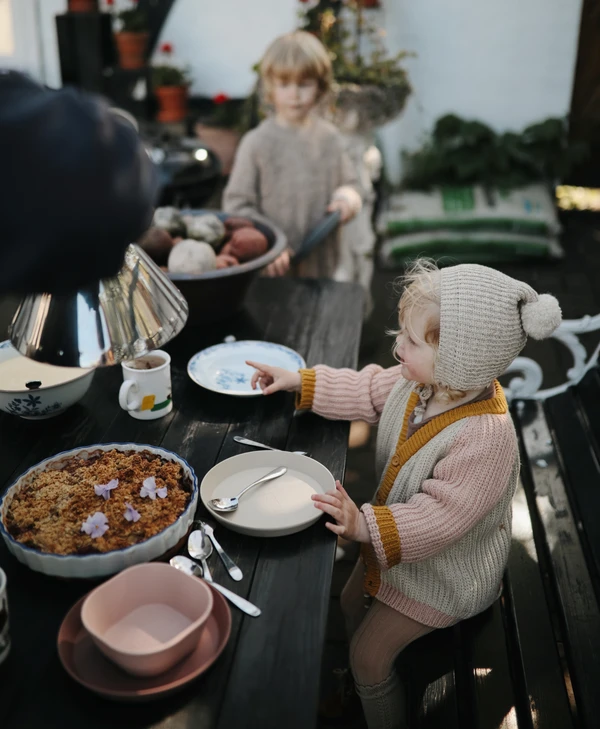 Mushie Ivory Lekstutes vaikams kids eating by table