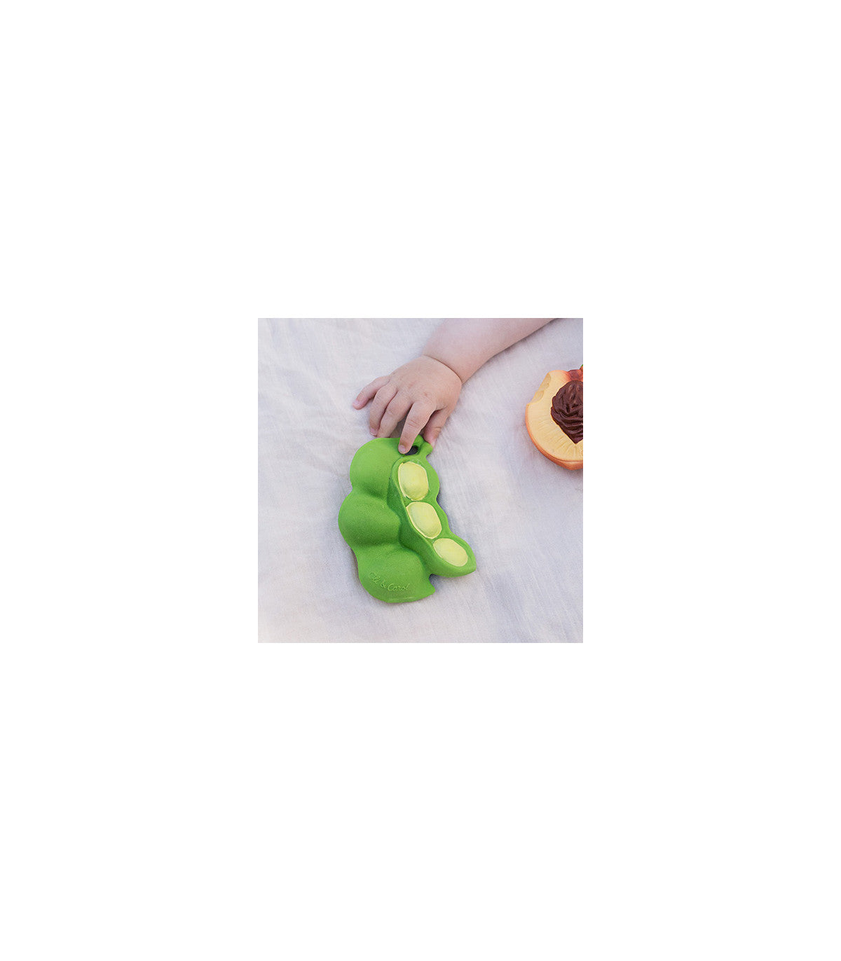 Oli&Carol Naturalus kramtukas Keiko The Edamame Zirnis Baby Holding