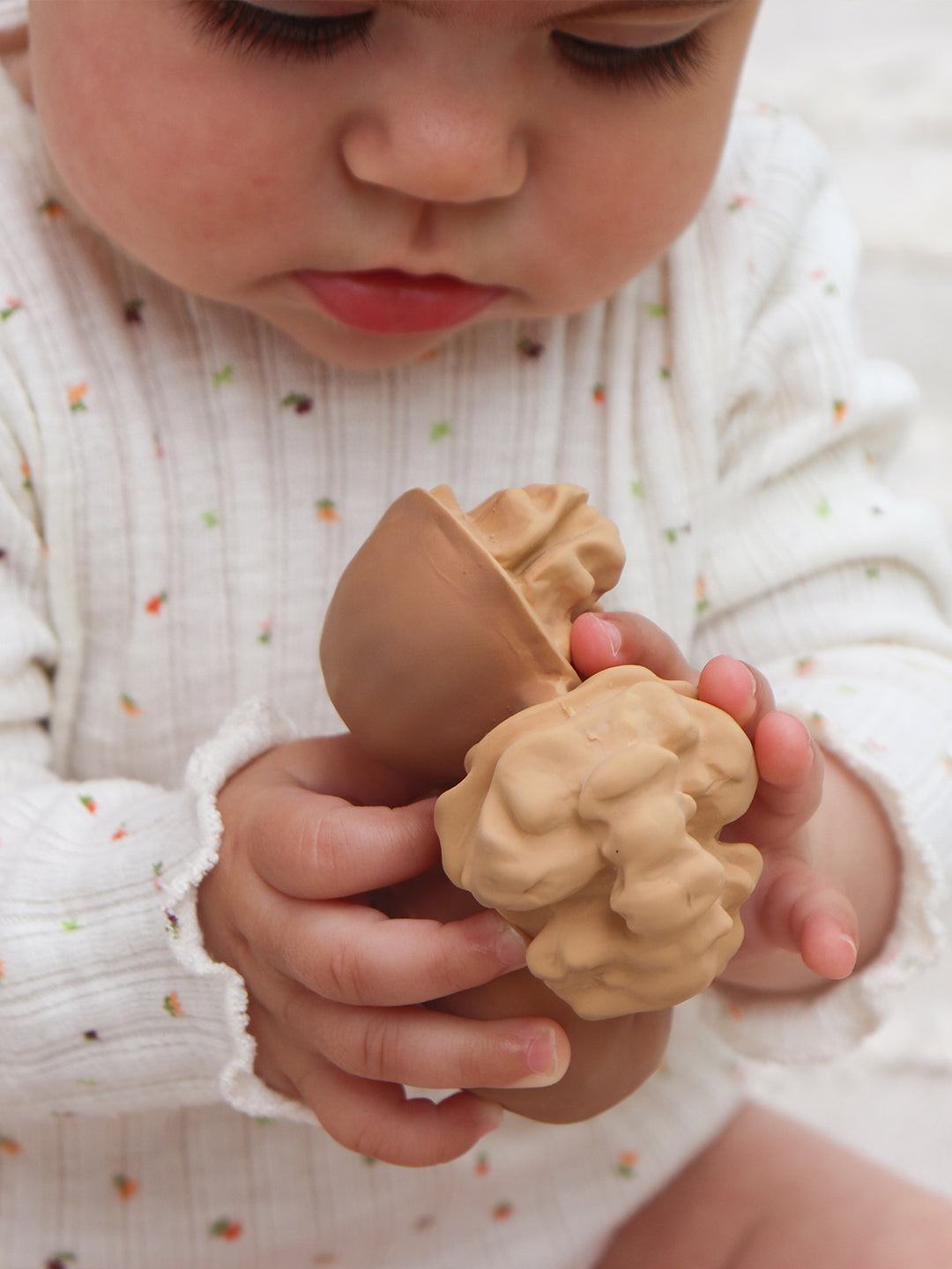 Oli&Carol Naturalus kramtukas Nutty the Walnut Riesutukas baby hands