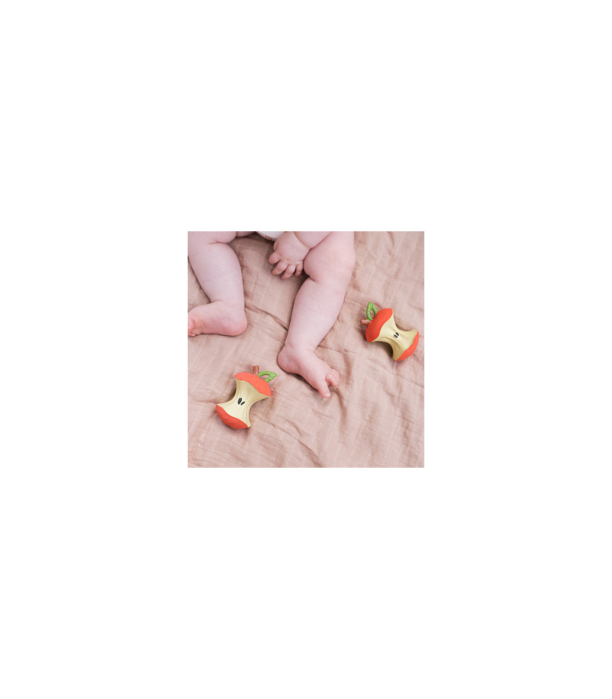 Oli&Carol Naturalus kramtukas Pepa The apple Obuolio grauztukas baby bed