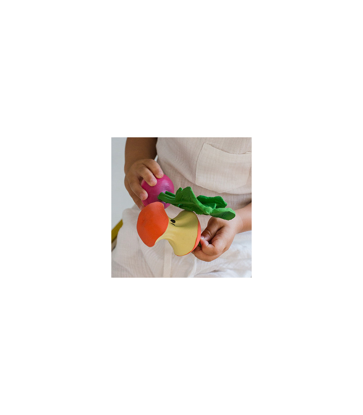 Oli&Carol Naturalus kramtukas Pepa The apple Obuolio grauztukas baby hands
