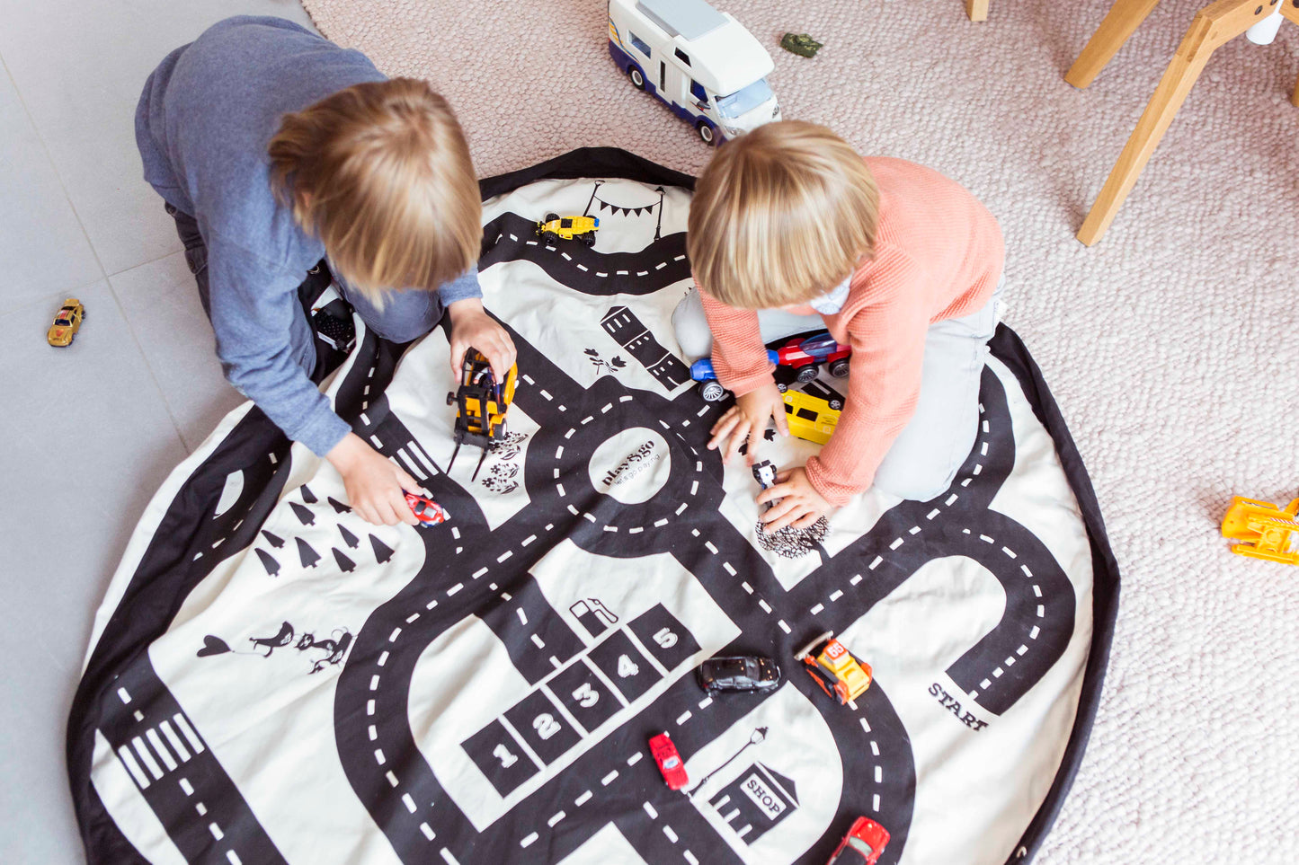 Play&Go Gatves dvipusis lavinamasis kilimelis ir zaislu krepsys zaidimu kilimelis kids playing