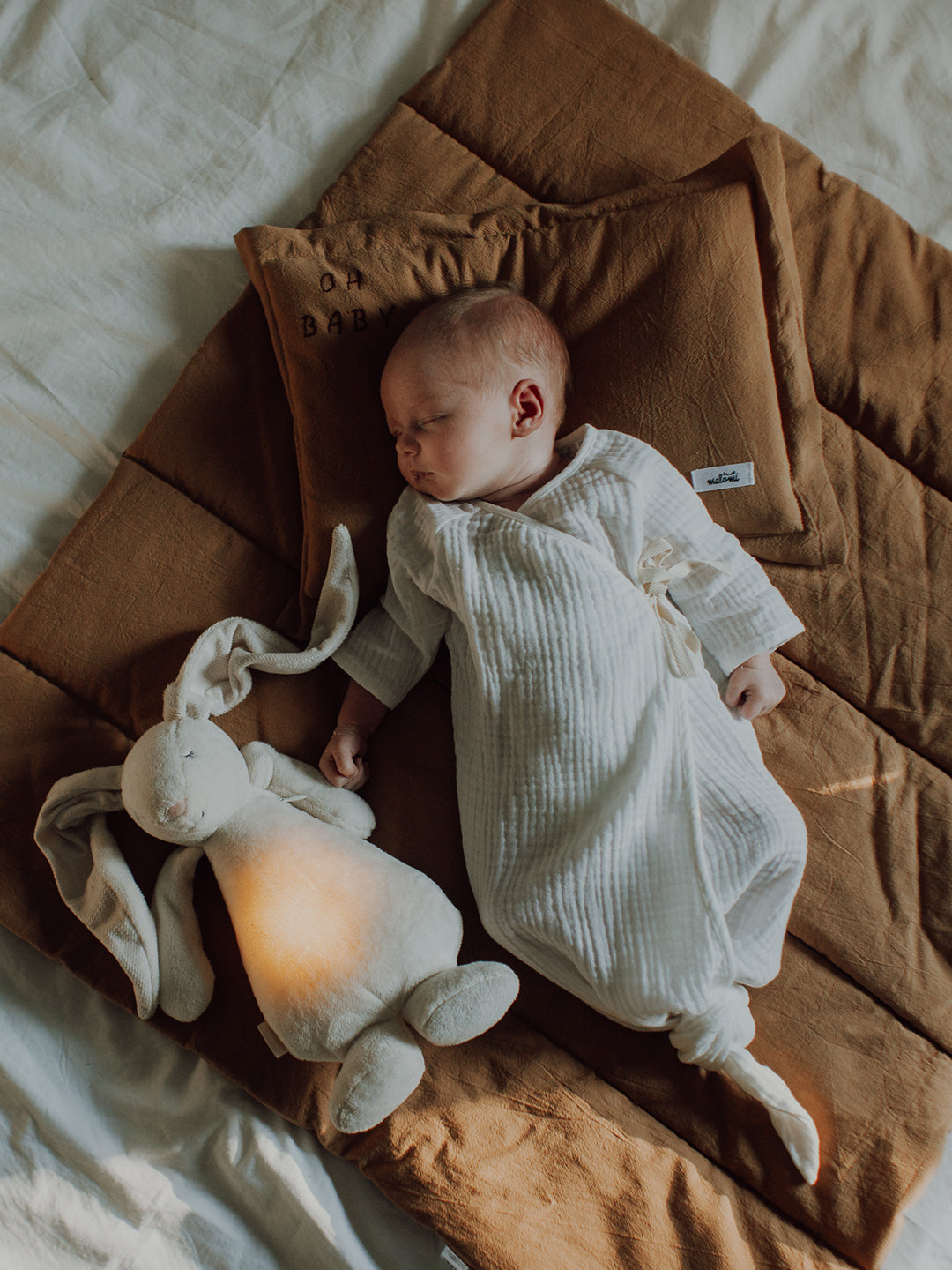 moonie grojantis ir svieciantis migdukas kudikiui bunny cream baby sleeping