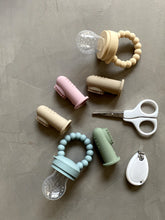 Įkelti vaizdą į galerijos rodinį, Bebe Bonchic Almond maitintuvas kudikiams silikoninis maitintuvas placed on desk
