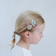 Įkelti vaizdą į galerijos rodinį, Mimi &amp; Lula plauku segtukai mergaitems Gingerbread plauku aksesuarai mergaitems girl wearing
