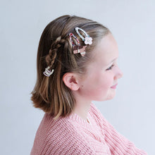 Įkelti vaizdą į galerijos rodinį, Mimi &amp; Lula plauku segtukai mergaitems Horse &amp; flower Arkliukai ir gelytes plauku aksesuarai mergaitems girl wearing
