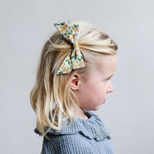Įkelti vaizdą į galerijos rodinį, Mimi &amp; Lula plauku segtukai mergaitems Tulip Bow plauku aksesuarai mergaitems hair clip wearing

