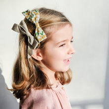 Įkelti vaizdą į galerijos rodinį, Mimi &amp; Lula plauku segtukai mergaitems Tulip Bow plauku aksesuarai mergaitems hair clips wearing
