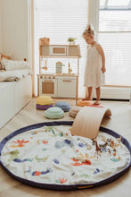 Įkelti vaizdą į galerijos rodinį, Play&amp;Go Moulin Roty dvipusis lavinamasis kilimelis ir zaislu krepsys zaidimu kilimelis id playing picture
