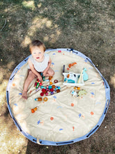 Įkelti vaizdą į galerijos rodinį, Play&amp;Go Sea lauko dvipusis lavinamasis kilimelis ir zaislu krepsys zaidimu kilimelis kid playing outside
