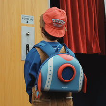 Įkelti vaizdą į galerijos rodinį, Zoyzoii vaikiska kuprine Rocket aksesuarai vaikams vaikiskos kuprines darzelinukams maziems vaikams kid wearing on back zoyzoii
