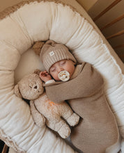 Įkelti vaizdą į galerijos rodinį, moonie grojantis ir svieciantis migdukas kudikiui organic bear honey baby sleeping
