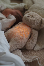 Įkelti vaizdą į galerijos rodinį, moonie grojantis ir svieciantis migdukas kudikiui organic bear honey baby sleeping light
