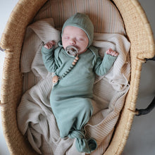 Įkelti vaizdą į galerijos rodinį, Mushie kepurytė su raišteliais kūdikiui Roman Green
