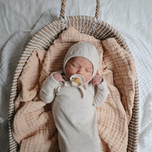 Įkelti vaizdą į galerijos rodinį, Mushie kepurytė su raišteliais kūdikiui Beige Melange

