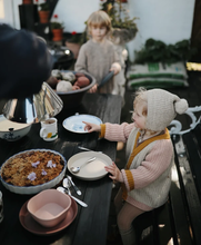 Įkelti vaizdą į galerijos rodinį, Mushie Ivory Lekstutes vaikams kids eating by table
