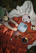 Įkelti vaizdą į galerijos rodinį, Mushie Ivory Lekstutes vaikams mushie set kid eating
