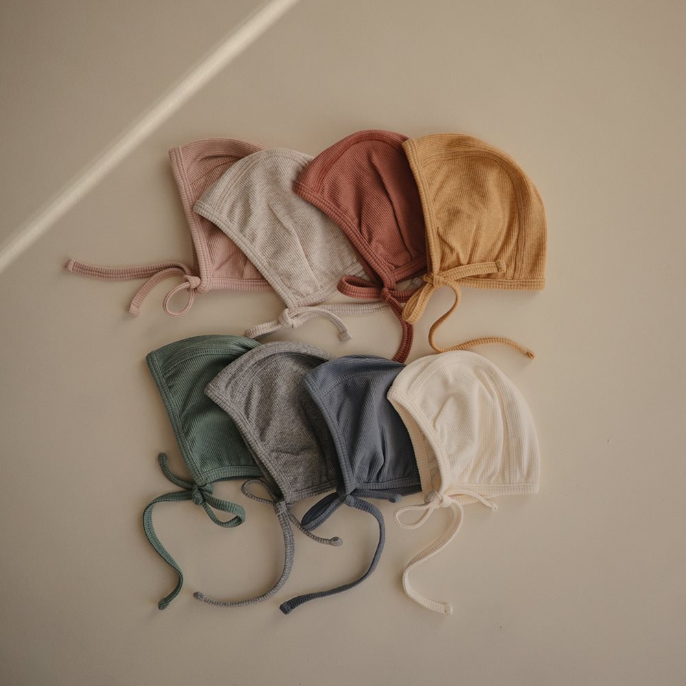 Mushie kepuryte kudikiui  su raisteliais Beige Melange few colors prekes kudikiams